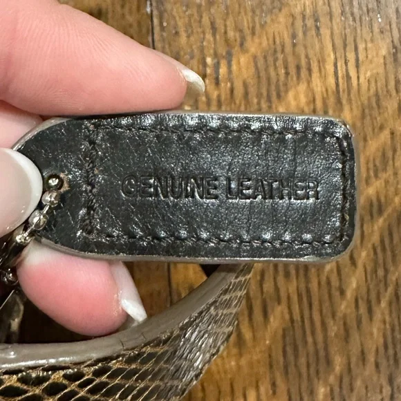 DANIER Genuine Leather Snack Print Fold Over Shoulder Bag - Picture 6 of 7